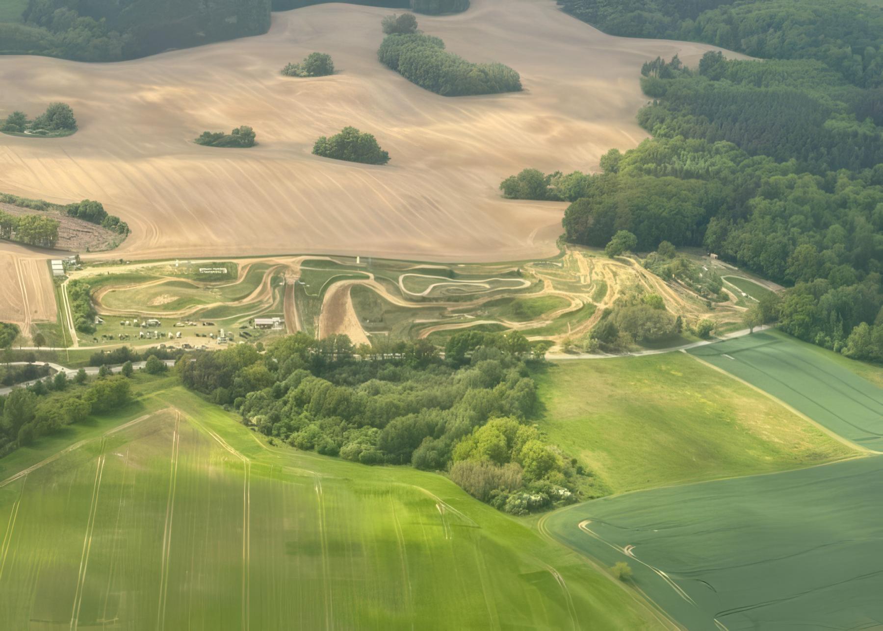 Luftbild der Motocross-Strecke Tessin